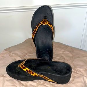 Vionic cheetah flip flops (W7)